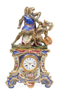 1235.  Reloj de porcelana esmaltada y dorada con dos caballeros luchando. En fanal.París, S. XIX.