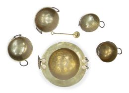 1056.  Conjunto de piezas de cobre formado por un brasero, cuatro cazos y un atizador.España, S. XIX.