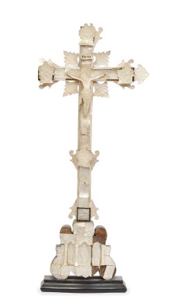 1235.  Cristo en la cruz de nácar sobre madera de olivo.Recuerdo de Tierra Santa, finales del S. XIX.