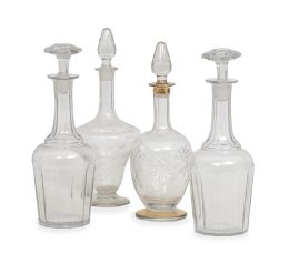 718.  Lote de cuatro garrafas de vidrio transparente, una con decoración en dorado.S. XIX.