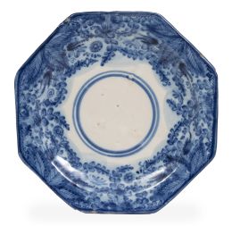 554.  Plato octogonal de cerámica esmaltada en azul y blanco con decoración vegetal.Manises, Fábrica de las Arenas, S. XIX.