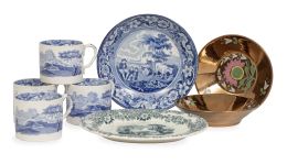1253.  Lote de loza formado por: plato esmaltado en azul y blanco, cuatro tazas en azul y blanco, bandejita oval en blanco y verde y dos platos de reflejo metálico con flores.Inglaterra, S. XIX.