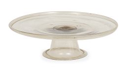 1029.  Frutero de pie bajo de vidrio transparente.España, quizás Andalucía, S. XVIII.