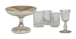 1348.  Lote de cinco piezas: una copa y tres vasos de vidrio transparente y una copa azogada con hojas grabadas.Finales del S. XIX - principios del S. XX.