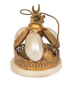 669.  Timbre de mesa de latón dorado con conchas de nácar, sobre base de piedra.Francia, segunda mitad del S. XIX.