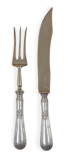 694.  Juego de dos cubiertos de trinchar de plata y plata vermeille de estilo Luis XVI.Principios del S. XX.