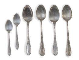 636.  Lote de cubiertos de plata formado por:Tres cucharas de plata ley 916, dos cucharas de plata, con marcas; seis cucharitas con marcas de Sheffield, Inglaterra, 1919; y unas pinzas con marcas de Sheffield, Inglaterra, 1920.