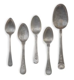 1140.  Lote de cubiertos variados de plata, formado por:Cinco cucharas de plata, con marcas de Córdoba de diferentes plateros; una marcada Leiva, 1777.Seis cucharitas, un tenedor y un pincho de metal plateado; de diferentes juegos.