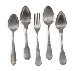 1141.  Lote de cubiertos variados, formado por:Cuatro cucharas de plata, una de ellas con marcas de Rafael de Martos y M. Álvarez, Córdoba, 1872.Once cucharas y tres tenedores de metal plateado, plateado Meneses y alpaca.