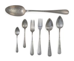 682.  Juego de cucharas, tenedores y cucharitas de plata con decoración gallonada y una cuchara de servir de metal plateado.Con diferentes marcas: B. López, Córdoba; JM. Muñoz, Madrid, 1852; Ramón Espuñes, Madrid 1880.