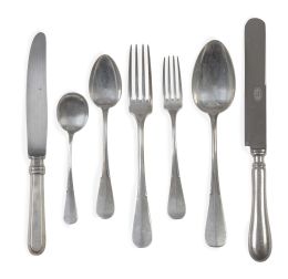 1166.  Lote de cubiertos variados de plata. Formado por:Cuatro cucharas, tres tenedores, cuatro cucharas de postre, cuatro tenedores de postre, cuatro cucharitas de helado y un cucharón de plata de ley 916. Con marcas. Ansorena, principios del S. XX.Siete cuchillos de plata de un juego y otro de otro juego. Una cuchara de servir de plata. Con marcas. Cristobal J. de León y Antonio Castejón, Córdoba, mediados del S. XIX.
