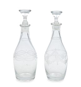 1157.  Pareja de licoreras de vidrio transparente con decoración grabada de guirnaldas. La Granja, periodo clasicista, S. XVIII.