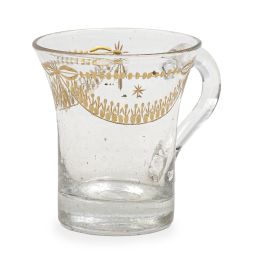508.  Vaso con asa de vidrio transparente con decoración de guirnaldas en dorado.la Granja, finales. del S. XVIII - principios del S. XIX.