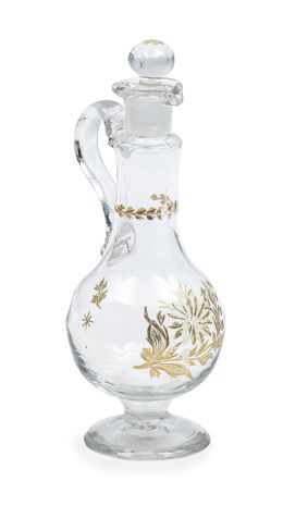 1152.  Vinagrera con asa de vidrio transparente con flores y hojas en dorado.La Granja, periodo barroco, (1727-1787).