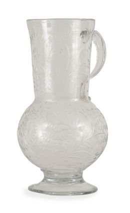 1141.  Jarro de vidrio transparente con tallado de flores.La Granja, periodo barroco, S. XVIII.
