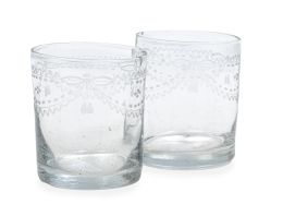 500.  Pareja de vasos de vidrio transparente con decoración grabada de guirnaldas.La Granja, h. 1800.