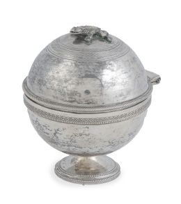 1092.  Jabonera de plata rematada por rana y cenefas. Con marcas.Diego de la Vega y Torres, Córdoba, 1828.