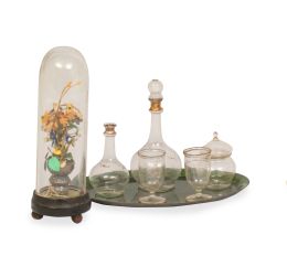 1207.  Lote de piezas de cristal para casa de muñecas, formado por una bandeja con cuatro piezas de vidrio transparente y dorado y un fanal.S. XIX.