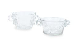 1150.  Lote de dos saleros imperio de vidrio transparente con asas decoración grabada.La Granja, (1815-1833).