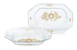 1151.  Pareja de saleros con forma de bandeja de vidrio transparente con decoración floral en dorado.La Granja, periodo barroco, (1727- 1787).