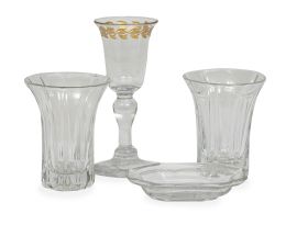 1155.  Lote de un salerito, una copa y dos vasos de vidrio transparente y dorado.La Granja, principios del S. XIX.