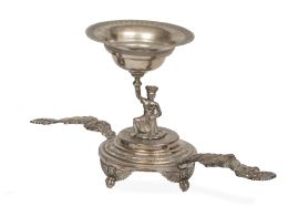 506.  Chofeta de plata con tritones en las asas. Con marcas.Barcelona, S. XIX.