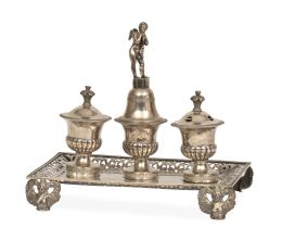 1091.  Escribanía isabelina de plata en su color rematada por un á