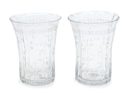 503.  Pareja de vasos de vidrio incoloro soplado a molde con decoración grabada de hojas a puntil.La Granja, periodo imperio, (1815-1833).