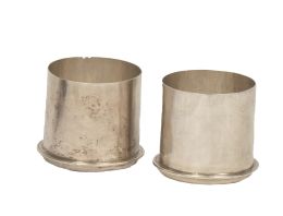 510.  Dos vasos de plata. Con marcas.S. XVIII.