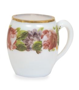 1158.  Vaso de barrilete con asa de opalina con decoración floral y filo en dorado.La Granja, periodo historicista, (1833 - finales del S. XIX).