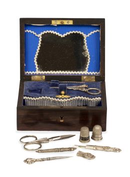 678.  Caja de costura de madera con marquetería.S. XIX