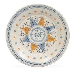 532.  Plato de cerámica esmaltada en azul, naranja y manganeso de la serie de la Encomienda.Talavera, S. XVII.