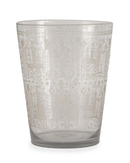 509.  Vaso de vidrio transparente con decoración grabada con personaje y flores entre arcos.La Granja, S. XVIII.