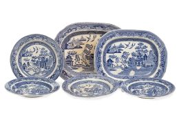 1223.  Juego de cuatro platos y dos fuentes esmaltados en azul y blanco con la decoración de "willow pattern".Inglaterra, S. XIX.