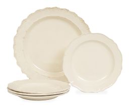 1265.  Lote de fuente circular y cuatro platos esmaltados en blanco en tierra de pipa.S. XVIII.