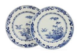1160.  Pareja de platos de porcelana esmaltada de azul y blanco de compañia de indias. China, S. XVIII.
