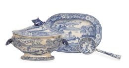 703.  Sopera con tapa sobre bandeja y cucharón de loza estampada en azul y blanco.Inglaterra, S. XIX.
