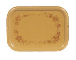 1240.  Bandeja rectangular de metal pintada en amarillo con pámpanos y racimos de uvas. España, S. XIX.