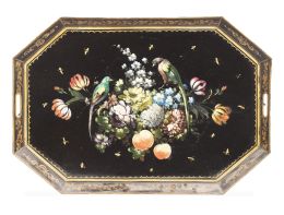 1239.  Bandeja ochavada de latón pintado y dorado con aves y flores, S. XIX.