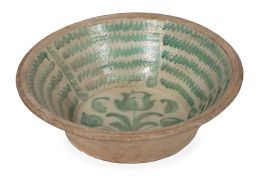 619.  Lebrillo de cerámica esmaltada en verde y blanco, con flor 