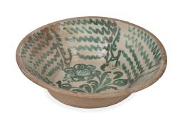 618.  Lebrillo de cerámica esmaltada en verde y blanco, con flor en el asiento.Granada, S. XIX.