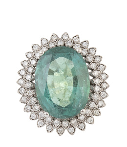 311.  Sortija oval con esmeralda central de 9,97 ct con doble orla escalonada de brillantes