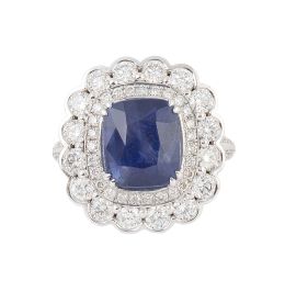 301.  Sortija con zafiro birmano talla cojín de 6,15 ct en doble orla de brillantes, la exterior en marco lobulado