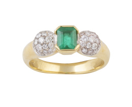 207.  Sortija con esmeralda cuadrangular de 0,56 ct entre dos semiesferas de pavé de brillantes