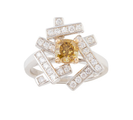 246.  Sortija con brillante central fancy de 1,06 ct, entre bandas entrecruzadas de brillantes, siguiendo modelosde Graff