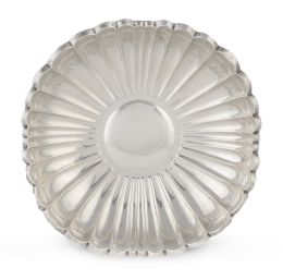 612.  Panera de plata de decoración gallonada. Con marcas.España, S. XX.