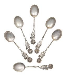 1334.  Juego de seis cucharitas de moka de plata ley 916 con mango calado rematado en rosas.S. XX.