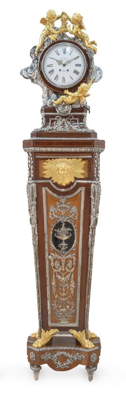 1186.  "R. Jeantet Morbier".Reloj regulador de caja de alta de estilo Luis XVI de madera caoba, palo de rosa y palo de violeta con aplicación de bronces dorados y plateados y marquetería romboidal a los lados. Firmado en la esfera.Sigue el modelo Jean-Henri Riesener*, Francia, h. 1900.