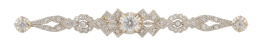 86.  Broche barra años 30 con decoración calada y zafiros blancos