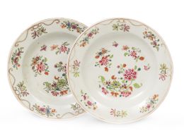 1195.  Pareja de platos de porcelana con esmaltes de la familia rosa, de Compañía de Indias.China, dinastía Qing, S. XVIII.